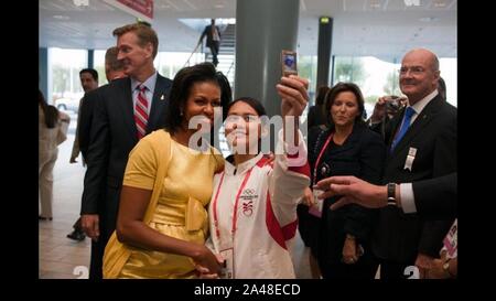 La Première Dame Michelle Obama pose pour une photo avec une jeune femme à la suite de son discours lors de la présentation de Chicago. Banque D'Images