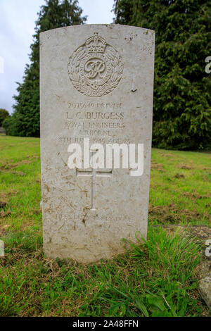 Commonwealth War Graves Commission tombe de Leslie Charles Burgess, de l'Escadron 261 Airborne Park, Royal Engineers, cimetière St James, Baignoire Banque D'Images