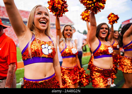 Clemson Tigers cheerleaders pendant le NCAA college football match entre l'Université de l'État de Floride et Clemson le samedi 12 octobre 2019 au Memorial Stadium à Clemson, SC. Jacob Kupferman/CSM Banque D'Images