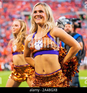 Clemson Tigers cheerleaders pendant le NCAA college football match entre l'Université de l'État de Floride et Clemson le samedi 12 octobre 2019 au Memorial Stadium à Clemson, SC. Jacob Kupferman/CSM Banque D'Images