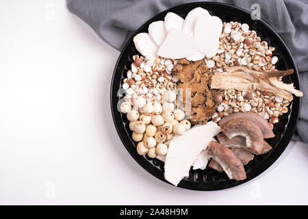 Quatre ingrédients de soupe, toniques quatre herbes soupe. Les aliments traditionnels taïwanais avec les tears, les herbes, les intestins de porc sur fond blanc Banque D'Images