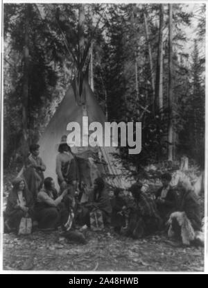 Les Indiens Flathead holding avant les Fêtes, les réunions de famille sur le côté ouest du parc national des Glaciers, dans la forêt dense de conifères qui sont les Montagnes Rocheuses Banque D'Images