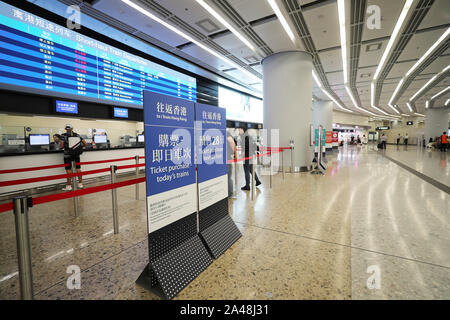 Hong Kong. 2e oct, 2019. Photo prise le 2 octobre 2019, présente une vue de West Kowloon Station ferroviaire à grande vitesse à Hong Kong, en Chine. Une baisse de visiteurs de Hong Kong au cours de la première semaine d'octobre, normalement doublé comme la Semaine d'or pour les touristes, est venu en tant que le dernier signal qu'un bouleversement qui dure depuis le mois de juin est plonger la ville dans un abîme économique.POUR ALLER AVEC : regarder : la poursuite de la violence économique réunissant à Hong Kong abîme économique Crédit : Lu Ye/Xinhua/Alamy Live News Banque D'Images