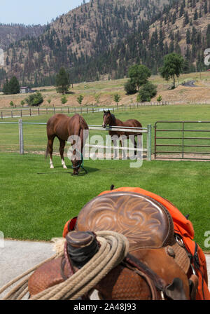 Selle recouvertes de cuir sur Hitching Post, Montana Banque D'Images