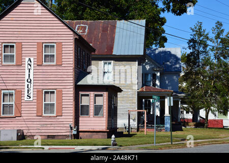 Old weathered maisons le long de la rue de l'Église dans les régions rurales de Hertford la Caroline du Nord. Banque D'Images