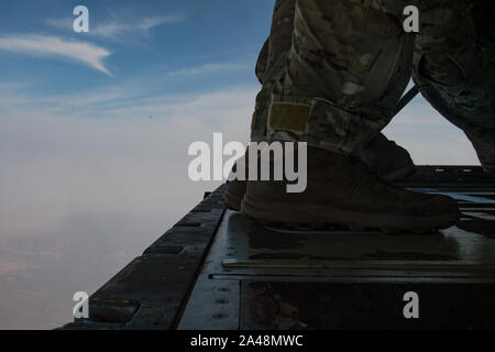 U.S. Air Force Pararescuman affecté à la 82e Escadron de sauvetage expéditionnaire, haute altitude faible ouverture (HALO) jump 22 juin 2019, en Afrique de l'Est. (Photo par Sean Carnes) Senior Airman Banque D'Images