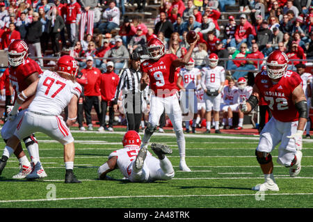 L'Université de l'Indiana Quarterback Michael Penix Jr. (9) jette une note contre la Rutgers pendant un match de football de la NCAA à Memorial Stadium, samedi 12 octobre 2019 à Bloomington, Indiana l'Indiana Hoosiers battre le Rutgers Scarlet Kings 35-0. Banque D'Images