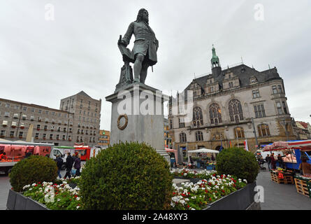 11 octobre 2019, la Saxe-Anhalt, Halle (Saale) : La Steintor (l) et l'hôtel de ville historique peut être vu derrière le monument à Georg Friedrich Händel sur la place du marché de Halle. Le dimanche (13.10.2019) un nouveau maire sera élu en Saalestadt. Photo : Hendrik Schmidt/dpa-Zentralbild/ZB Banque D'Images