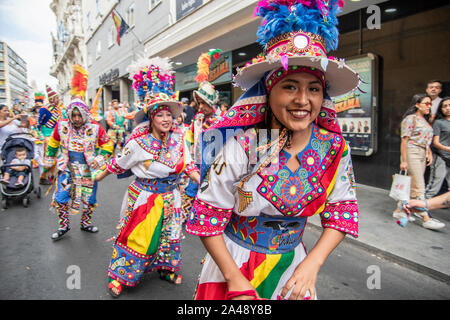 Madrid, Espagne. 12 octobre, 2019. Plusieurs centaines de personnes ont appuyé ce samedi à Madrid la manifestation appelée "ecolonicémonos. Le 12 octobre. Rien à célébrer" pour demander "la résistance des peuples autochtones depuis plus de 500 ans.' Le mars, organisée par plus d'une douzaine de groupes dans la défense de ces villes, a quitté la Puerta del Sol et a parcouru quelques rues de Madrid, dans une ambiance festive, avec la participation de nombreux groupes folkloriques traditionnels en Bolivie, au Pérou, au Paraguay ou au Brésil, parmi d'autres, vêtus de leurs costumes traditionnels. Credit : Pacific Press Agency/Alamy Live News Banque D'Images