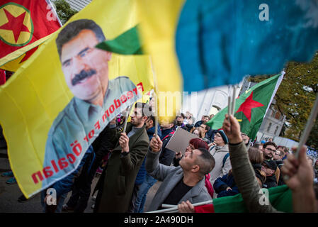 Varsovie, Pologne. Oct 11, 2019. Peuple kurde brandissant des drapeaux pendant la manifestation.Des centaines de personnes se sont réunies à l'ambassade de Turquie à Varsovie pour protester contre l'invasion turque du nord de la Syrie et de faire preuve de solidarité avec le peuple kurde. Les manifestants kurdes autochtones qui sont venus avec les drapeaux du Kurdistan, GPJ (unités de protection du peuple), le PKK (Parti des Travailleurs du Kurdistan) et avec l'image d'Abdullah Öcalan, chef du PKK. Credit : SOPA/Alamy Images Limited Live News Banque D'Images