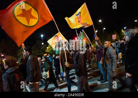 Varsovie, Pologne. Oct 11, 2019. Peuple kurde brandissant des drapeaux pendant la manifestation.Des centaines de personnes se sont réunies à l'ambassade de Turquie à Varsovie pour protester contre l'invasion turque du nord de la Syrie et de faire preuve de solidarité avec le peuple kurde. Les manifestants kurdes autochtones qui sont venus avec les drapeaux du Kurdistan, GPJ (unités de protection du peuple), le PKK (Parti des Travailleurs du Kurdistan) et avec l'image d'Abdullah Öcalan, chef du PKK. Credit : SOPA/Alamy Images Limited Live News Banque D'Images