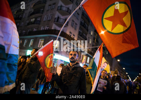 Varsovie, Pologne. Oct 11, 2019. Peuple kurde brandissant des drapeaux pendant la manifestation.Des centaines de personnes se sont réunies à l'ambassade de Turquie à Varsovie pour protester contre l'invasion turque du nord de la Syrie et de faire preuve de solidarité avec le peuple kurde. Les manifestants kurdes autochtones qui sont venus avec les drapeaux du Kurdistan, GPJ (unités de protection du peuple), le PKK (Parti des Travailleurs du Kurdistan) et avec l'image d'Abdullah Öcalan, chef du PKK. Credit : SOPA/Alamy Images Limited Live News Banque D'Images