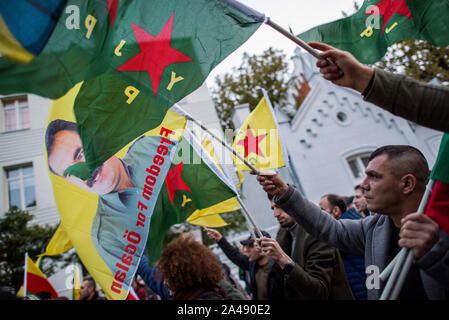 Varsovie, Pologne. Oct 11, 2019. Peuple kurde brandissant des drapeaux pendant la manifestation.Des centaines de personnes se sont réunies à l'ambassade de Turquie à Varsovie pour protester contre l'invasion turque du nord de la Syrie et de faire preuve de solidarité avec le peuple kurde. Les manifestants kurdes autochtones qui sont venus avec les drapeaux du Kurdistan, GPJ (unités de protection du peuple), le PKK (Parti des Travailleurs du Kurdistan) et avec l'image d'Abdullah Öcalan, chef du PKK. Credit : SOPA/Alamy Images Limited Live News Banque D'Images