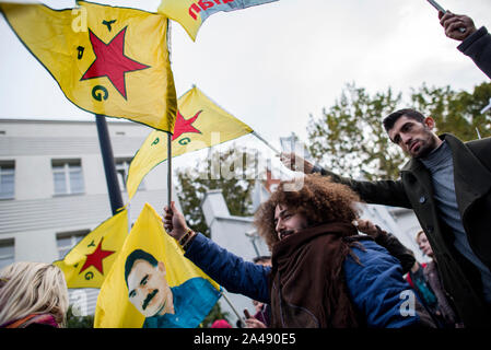 Varsovie, Pologne. Oct 11, 2019. Peuple kurde brandissant des drapeaux pendant la manifestation.Des centaines de personnes se sont réunies à l'ambassade de Turquie à Varsovie pour protester contre l'invasion turque du nord de la Syrie et de faire preuve de solidarité avec le peuple kurde. Les manifestants kurdes autochtones qui sont venus avec les drapeaux du Kurdistan, GPJ (unités de protection du peuple), le PKK (Parti des Travailleurs du Kurdistan) et avec l'image d'Abdullah Öcalan, chef du PKK. Credit : SOPA/Alamy Images Limited Live News Banque D'Images