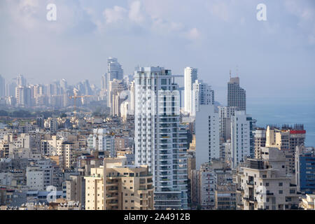 Netanya, Centre Quartier, Israël - 4 Avril 2019 : Vue aérienne d'un quartier résidentiel dans une ville au cours d'un lever de soleil et de nuages. Banque D'Images