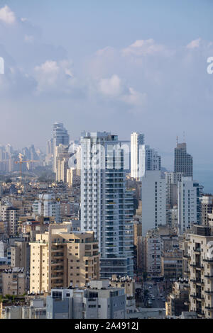 Netanya, Centre Quartier, Israël - 4 Avril 2019 : Vue aérienne d'un quartier résidentiel dans une ville au cours d'un lever de soleil et de nuages. Banque D'Images