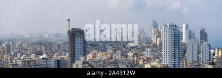 Netanya, Centre Quartier, Israël - 4 Avril 2019 : Vue aérienne d'un quartier résidentiel dans une ville au cours d'un lever de soleil et de nuages. Banque D'Images