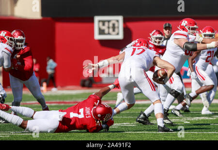 Bloomington, États-Unis. 12 octobre, 2019. L'Université de l'Indiana Jones Reakwon (7) s'attaque à la Rutgers quarterback Johnny Langan (17) au cours de la NCAA football match au Memorial Stadium à Bloomington Indiana Hoosiers.Le beat le Rutgers Scarlet Kings 35-0. Credit : SOPA/Alamy Images Limited Live News Banque D'Images
