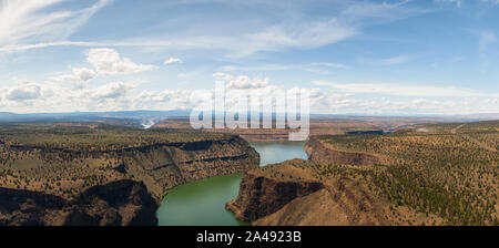 Belle Vue aérienne de la Cove Palisades State Park pendant un jour d'été ensoleillé et nuageux. Pris dans l'Oregon, États-Unis d'Amérique. Banque D'Images