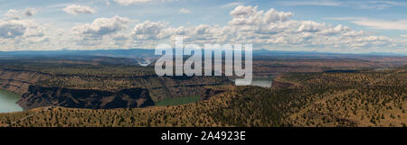 Belle Vue aérienne de la Cove Palisades State Park pendant un jour d'été ensoleillé et nuageux. Pris dans l'Oregon, États-Unis d'Amérique. Banque D'Images