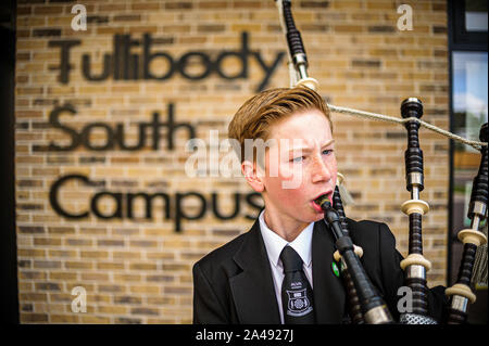 Alva Academy piper, Finley Rowe est vu jouer à l'extérieur de l'entrée principale d'accueillir des invités à la cérémonie d'.Conseil et les députés de la Broye du gouvernement et des entreprises à l'ouverture officielle de la nouvelle £15m l'état de l'art et l'école primaire pour les maternelles et primaires Abercrombie St Bernadette RC Primary et pépinière Tulach pour remplacer l'ancienne, le vieillissement des immeubles. Le bâtiment, Tullibody South Campus héberge les 2 écoles, garderie et bibliothèque locale. Le bâtiment a été ouvert par depute chef du Parti national écossais et MSP Dunblane et Clackmannanshire Keith Brown. Banque D'Images