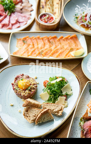 Tartare de boeuf du restaurant. Variété de plats sur la table. Divers en-cas et antipasti sur la table. Menu du restaurant. La cuisine Italienne Banque D'Images