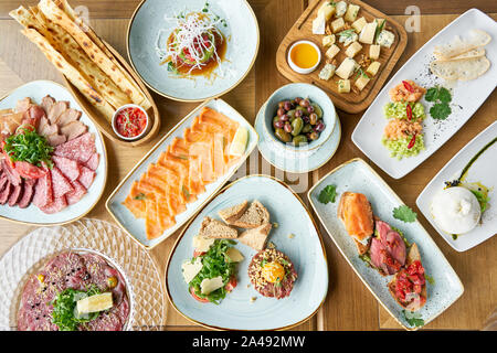 Variété de plats sur la table. Divers en-cas et antipasti sur la table. Menu du restaurant. La cuisine Italienne Banque D'Images