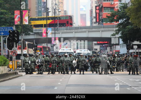 Hong Kong, Chine. 12 octobre, 2019. Patrouille de police Nathan Road pendant la manifestation.Un autre rassemblement masqué illégal après le chef de l'exécutif de la ville de Carrie Lam a annoncé la nouvelle loi anti-masque dans le cadre de l'émergence de la réglementation. Le projet de loi a commencé vendredi, Octobre 5th, 2019. La loi a interdit les protestataires de couvrant leurs visages en totalité ou en partie lors de manifestations non autorisées ou légale, des rassemblements et des marches. Le fait de faire respecter la loi pourrait entraîner une peine d'un an de prison et une amende de 25 000 dollars de Hong Kong. Une fois l'avis de nombreux anti-masque l'entrée en vigueur de la loi des libertés d'expression et un co Banque D'Images