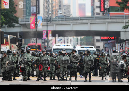 Hong Kong, Chine. 12 octobre, 2019. Patrouille de police Nathan Road pendant la manifestation.Un autre rassemblement masqué illégal après le chef de l'exécutif de la ville de Carrie Lam a annoncé la nouvelle loi anti-masque dans le cadre de l'émergence de la réglementation. Le projet de loi a commencé vendredi, Octobre 5th, 2019. La loi a interdit les protestataires de couvrant leurs visages en totalité ou en partie lors de manifestations non autorisées ou légale, des rassemblements et des marches. Le fait de faire respecter la loi pourrait entraîner une peine d'un an de prison et une amende de 25 000 dollars de Hong Kong. Une fois l'avis de nombreux anti-masque l'entrée en vigueur de la loi des libertés d'expression et un co Banque D'Images