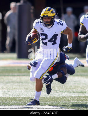 Samedi 12 Octobre -Michigan Wolverines tournant retour Zach Basilique 10 (24) traîne un défenseur pour l'utilisation des mètres au cours de NCAA football action de jeu entre l'Université de l'Illinois Fighting Illini vs l'Université du Michigan Wolverines à Memorial Stadium à Champaign, MAUVAIS Banque D'Images