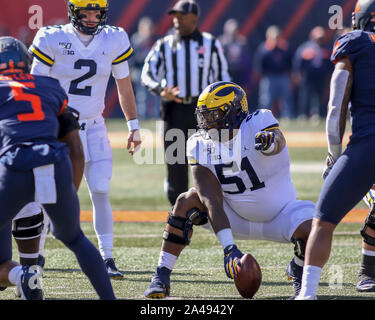 Samedi 12 Oct - Michigan Wolverines offensive ligne Cesar Ruiz (51) souligne le mike au cours de NCAA football action de jeu entre l'Université de l'Illinois Fighting Illini vs l'Université du Michigan Wolverines à Memorial Stadium à Champaign, MAUVAIS Banque D'Images