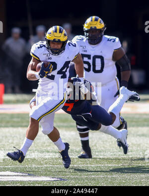 Samedi 12 Octobre -Michigan Wolverines tournant retour Zach Basilique 10 (24) traîne un défenseur pour l'utilisation des mètres au cours de NCAA football action de jeu entre l'Université de l'Illinois Fighting Illini vs l'Université du Michigan Wolverines à Memorial Stadium à Champaign, MAUVAIS Banque D'Images