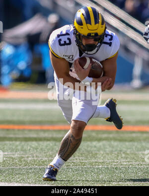 Samedi 12 Oct - Michigan Wolverines Tru running back Wilson (13) évite la défense au cours de NCAA football action de jeu entre l'Université de l'Illinois Fighting Illini vs l'Université du Michigan Wolverines à Memorial Stadium à Champaign, MAUVAIS Banque D'Images