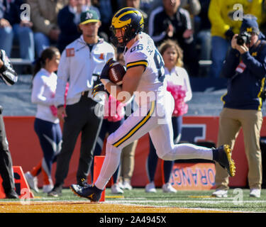 Samedi 12 Octobre -Michigan Wolverines tight end Luc Schoonmaker (86) s'exécute dans un touché au cours de NCAA football action de jeu entre l'Université de l'Illinois Fighting Illini vs l'Université du Michigan Wolverines à Memorial Stadium à Champaign, MAUVAIS Banque D'Images