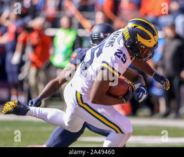 Samedi 12 Octobre -Michigan Wolverines tournant retour Hassan Haskins (25) plongées dans pour un touché au premier semestre au cours de NCAA football action de jeu entre l'Université de l'Illinois Fighting Illini vs l'Université du Michigan Wolverines à Memorial Stadium à Champaign, MAUVAIS Banque D'Images