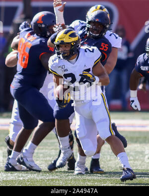 Samedi 12 Oct - Michigan Wolverines en marche arrière (24) Basilique 10 Zach fonctionne jusqu'au milieu au cours de NCAA football action de jeu entre l'Université de l'Illinois Fighting Illini vs l'Université du Michigan Wolverines à Memorial Stadium à Champaign, MAUVAIS Banque D'Images