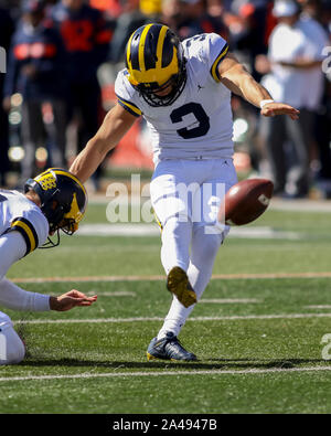 Samedi 12 Octobre -Michigan Wolverines place kicker Quinn Nordin (3) un point supplémentaire au cours de NCAA football action de jeu entre l'Université de l'Illinois Fighting Illini vs l'Université du Michigan Wolverines à Memorial Stadium à Champaign, MAUVAIS Banque D'Images