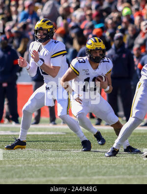 Samedi 12 Oct - Michigan Wolverines Tru running back Wilson (13) Recherche pour l'exécution de prix au cours de NCAA football action de jeu entre l'Université de l'Illinois Fighting Illini vs l'Université du Michigan Wolverines à Memorial Stadium à Champaign, MAUVAIS Banque D'Images