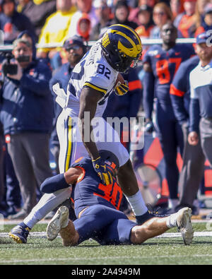 Samedi 12 Oct - Michigan Wolverines tight end Nick Eubanks (82) les luttes pour l'utilisation des mètres au cours de NCAA football action de jeu entre l'Université de l'Illinois Fighting Illini vs l'Université du Michigan Wolverines à Memorial Stadium à Champaign, MAUVAIS Banque D'Images