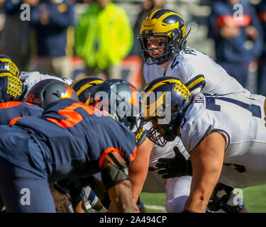 Samedi 12 Oct - Michigan Wolverines quarterback Shea Patterson (2) donne sur la défense de l'Illinois avant d'encliqueter la balle au cours de NCAA football action de jeu entre l'Université de l'Illinois Fighting Illini vs l'Université du Michigan Wolverines à Memorial Stadium à Champaign, MAUVAIS Banque D'Images