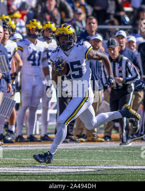 Samedi 12 Octobre -Michigan Wolverines tournant retour Hassan Haskins (25) obtient le lâche l'écart au cours de NCAA football action de jeu entre l'Université de l'Illinois Fighting Illini vs l'Université du Michigan Wolverines à Memorial Stadium à Champaign, MAUVAIS Banque D'Images