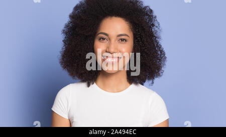 Portrait of smiling young woman biracial oeil à huis clos Banque D'Images