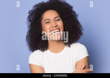 Heureux African American girl rire de plaisanterie drôle Banque D'Images