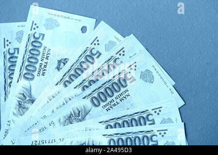 Cinq cent mille dongs vietnamiens close up. Contexte de l'argent aux tons de couleur bleu Banque D'Images