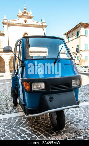 Camion de ferme typiquement italien sur trois roues. Parqué dans l'Italie ancienne square. Banque D'Images