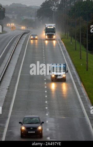 Flintshire, au nord du Pays de Galles, Royaume-Uni 13 octobre 2019. Météo France : Un déluge de pluies torrentielles se charge sur l UK avec de nombreuses parties en vertu des orages et dans certains endroits, le brouillard. Les automobilistes sur l'A55 en passant dans Flinthsire Halkyn près comme une pluie torrentielle commence à tomber. © DGDImages AlamyLiveNews / Banque D'Images