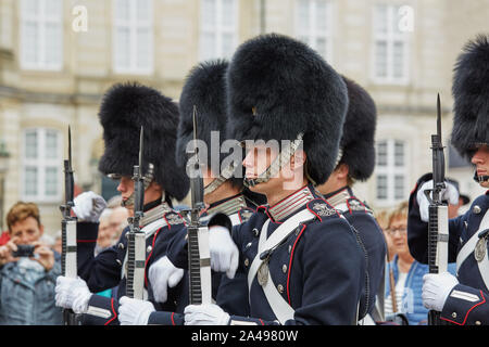 Copenhague, Danemark - 16 septembre 2017 : la Garde royale durant la cérémonie du changement de la garde sur la place au château d'Amalienborg, Copenhague, Den Banque D'Images