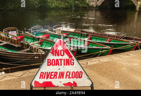 Knarsborough 12 Octobre 2019 : les visiteurs à l'endroit touristique populaire attraction Rivière Nidd barques'incapable d'affilée leur chemin le long de la rivière appréciant les beaux endroits, à cause des inondations Clifford Norton Alamy Banque D'Images