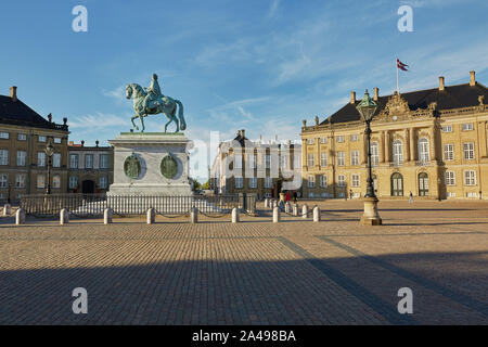 Copenhague, Danemark - 25 MAI 2017 : est d'Amalienborg la résidence de la famille royale danoise. Le palais est octogonal avec une statue du roi Frederik V Banque D'Images