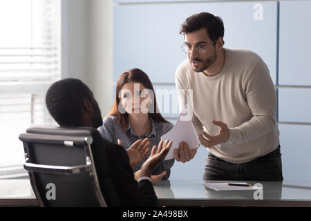 Les jeunes hommes en colère client insatisfait des conditions des contrats de conditions. Banque D'Images